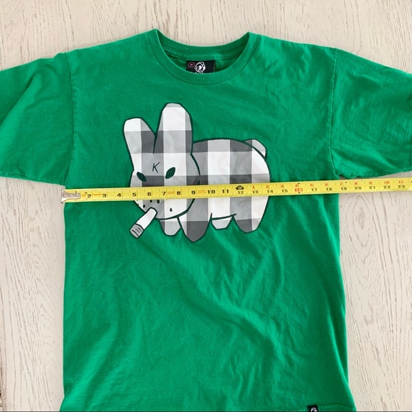 KIDROBOT | SMORKIN’ LABBIT BY FRANK KOZIK (SMOKING RABBIT) CLASSIC T-SHIRT - Picture 3 of 6
